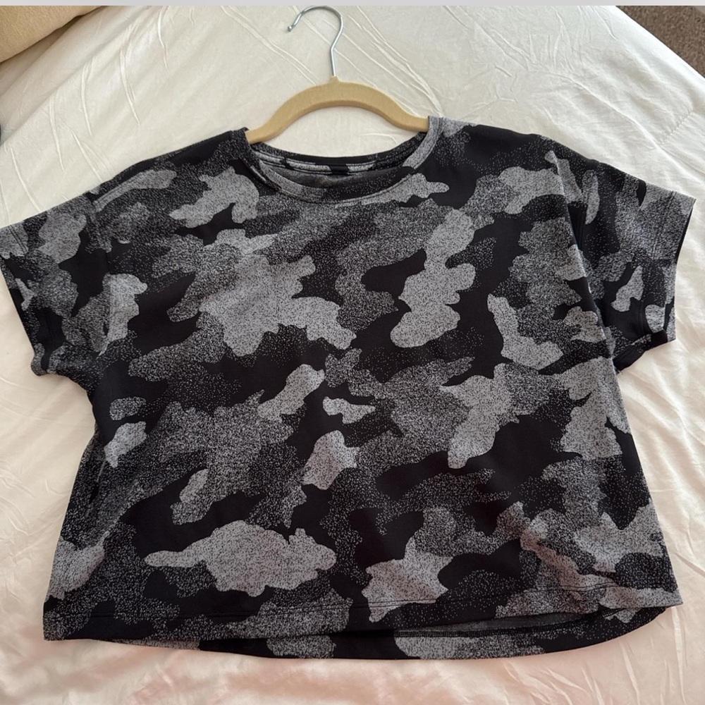 Lululemon Cates Tee! Size 6!!